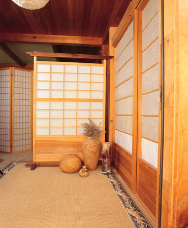 Caree, who adores “anything Japanese,” fell in love with the home’s sliding shoji screens, coir rugs coiled to look like tatami mats, and rice paper lamps, details that dovetail perfectly with the post-and-beam construction.